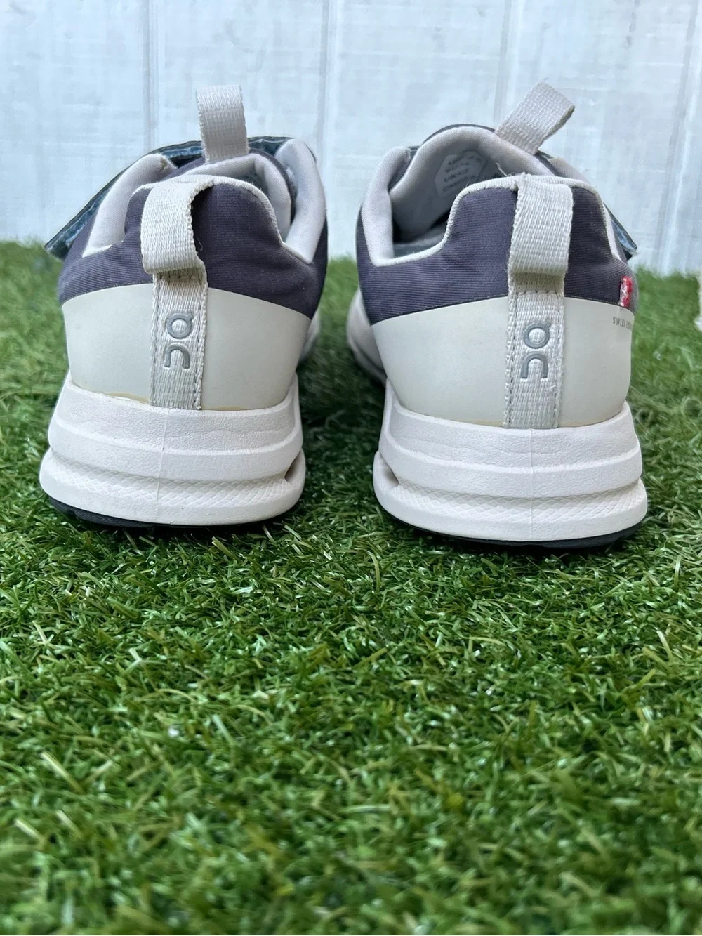 On Running Cloudhero Kids Waterproof Eclipse | Pearl size 2.5 preowned